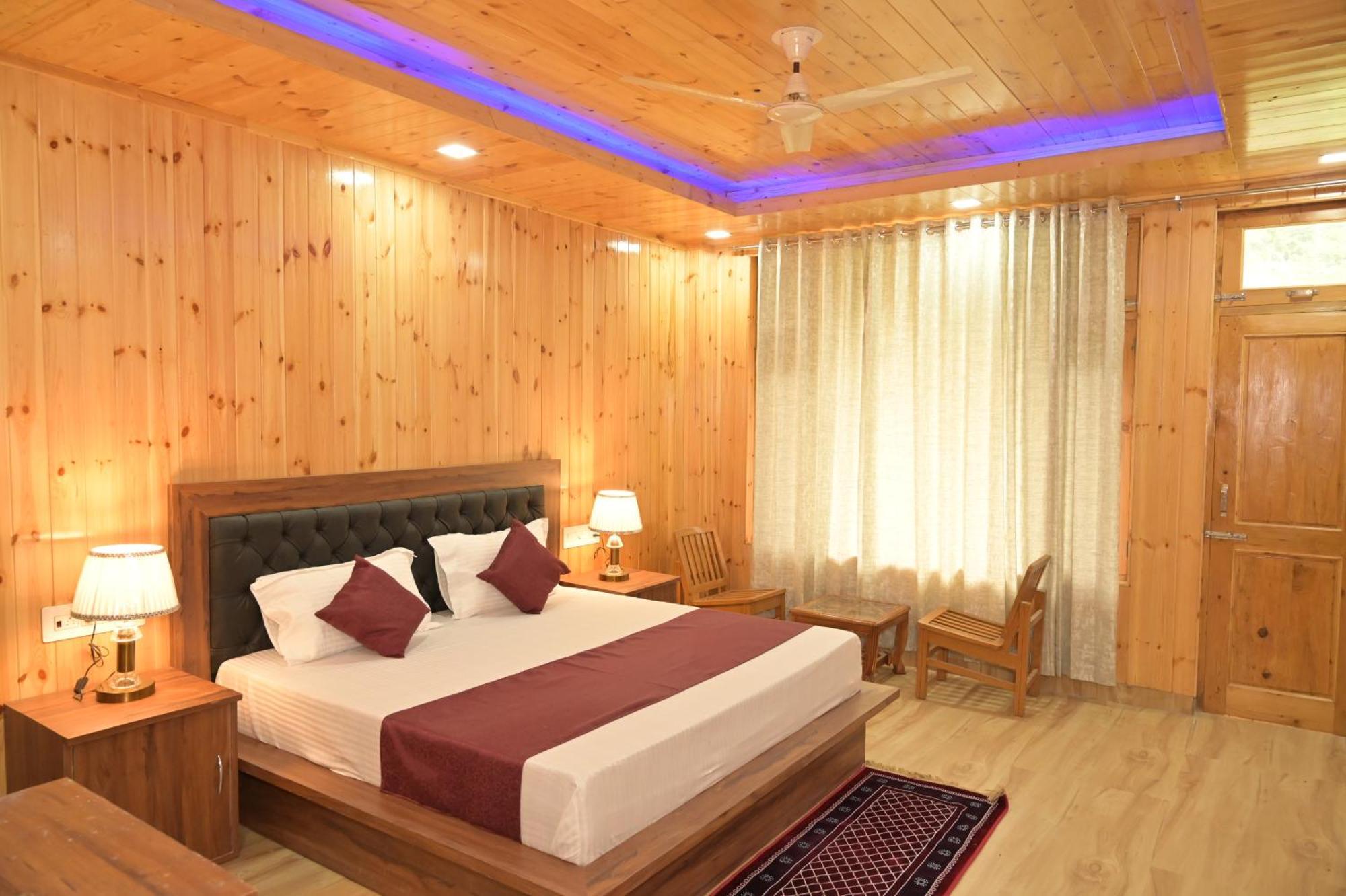 Hotel Royal Galaxy Tirthan Banjār エクステリア 写真