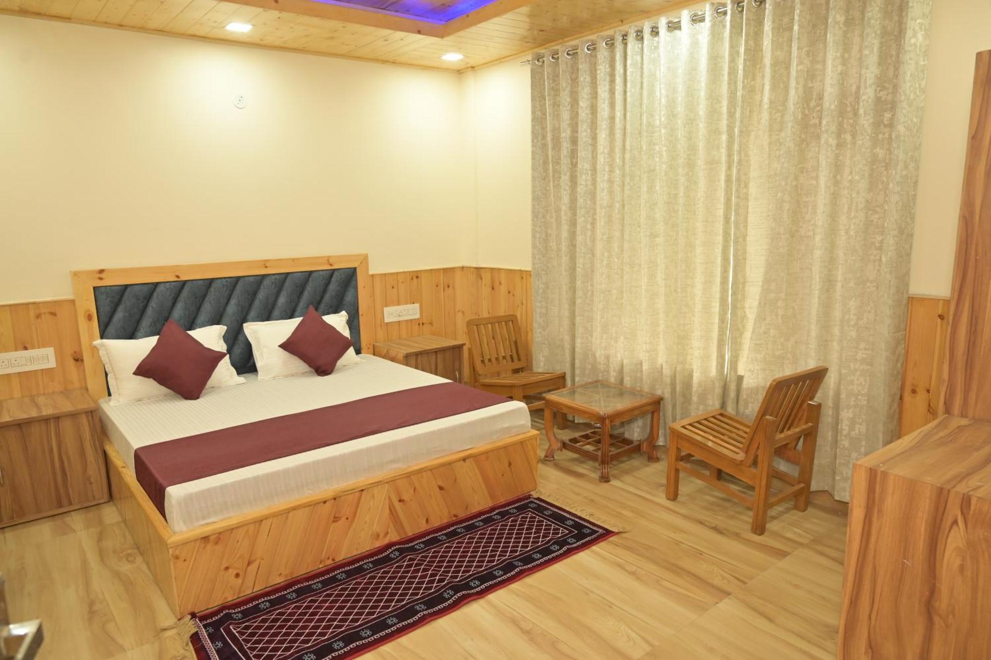 Hotel Royal Galaxy Tirthan Banjār エクステリア 写真