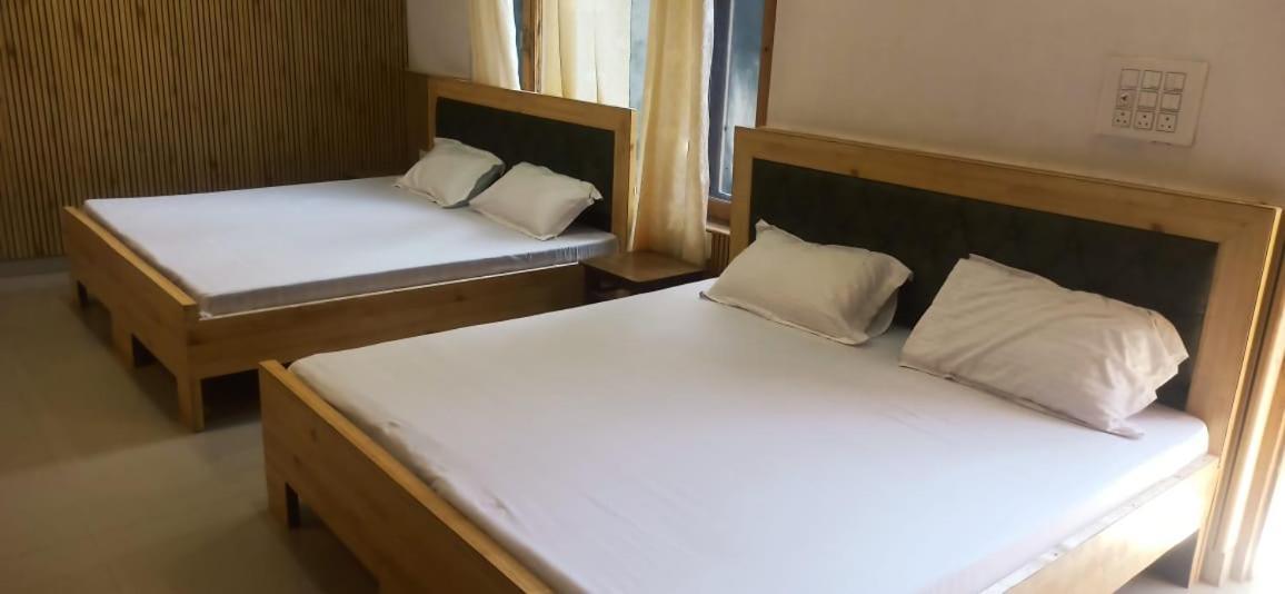 Hotel Royal Galaxy Tirthan Banjār エクステリア 写真